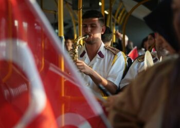 Belediye otobüsünde bando sürprizi