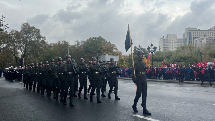 Ankara'da '29 Ekim' korteji: Liseliler bayrak taşıdı, gaziler kortejin önünde yürüdü