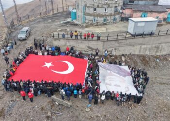 Cumhuriyet’in ruhunu Palandöken’in zirvesine taşıdılar