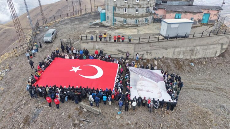 Cumhuriyet’in ruhunu Palandöken’in zirvesine taşıdılar: 3 bin 176 metreye tırmandılar