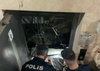Bakımı sırasında halatı kopan asansör düştü; 2 yaralı
