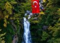 Giresun'da şelale üzerinde Cumhuriyet kutlaması