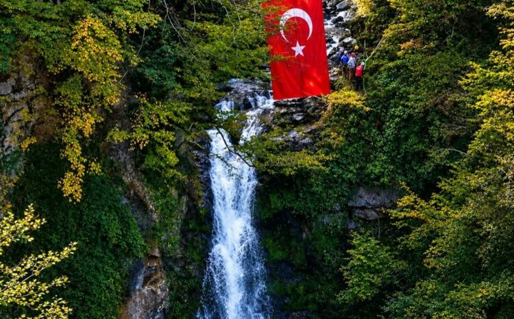 Giresun'da şelale üzerinde Cumhuriyet kutlaması: Türk bayrağı açıp, iple iniş yaptılar