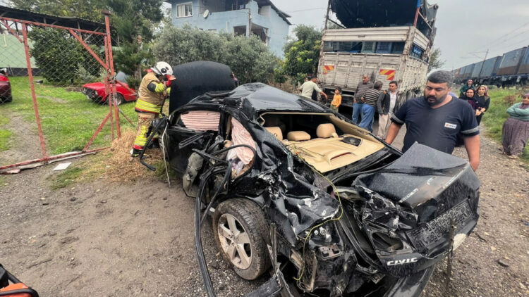 Hemzemin geçitte, tren otomobile çarptı; 2 yaralı