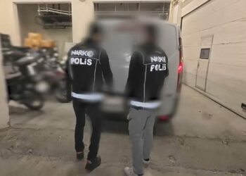 Sultanbeyli'de minibüste 1 milyon 642 bin adet sentetik ecza hapı ele geçirildi
