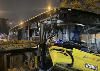 Bağcılar'da İETT otobüsü park halindeki çekiciye çarptı