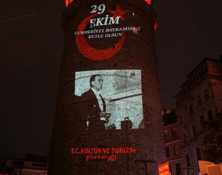 Galata Kulesi'nde 29 Ekim'e özel Atatürk gösterisi