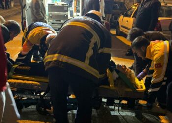 Adıyaman’da kazanın ardından savrulan iki otomobil vitrin camına çarptı: 2 yaralı