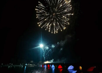 Edirne’de Cumhuriyet Bayramı kutlamalarında fener alayı ve havai fişek gösterisi