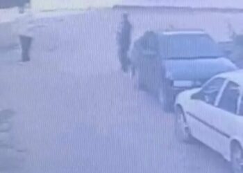Park halindeki otomobilden saat çaldı; hırsızlık anı kamerada