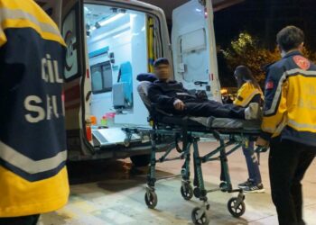Topu almak için duvardan atlayan genç dikenli tellere takılıp ağır yaralandı