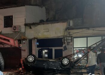 Kayseri’de 50 metre yükseklikten iş yerlerinin üzerine otomobilin sürücüsü yaralandı