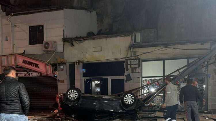 Kayseri’de 50 metre yükseklikten iş yerlerinin üzerine otomobilin sürücüsü yaralandı