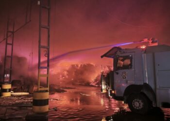 Mersin'de tütün dolu antrepoda yangın