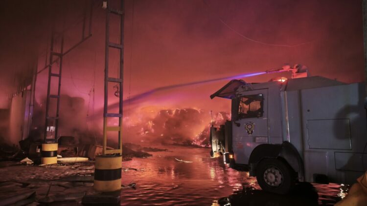 Mersin'de tütün dolu antrepoda yangın