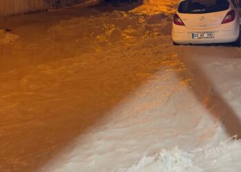 Mersin'de sağanak su baskınlarına neden oldu