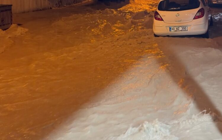 Mersin'de sağanak su baskınlarına neden oldu