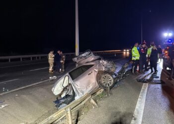 Çanakkale’de otomobil aydınlatma direğine çarptı: 2 ölü