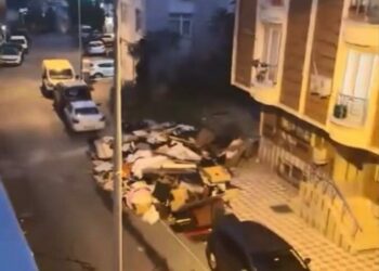 Kağıthane’de balkondaki kedilerle ilgilenilmediğini farkedince şüphelendi; komşusu evde ölü bulundu