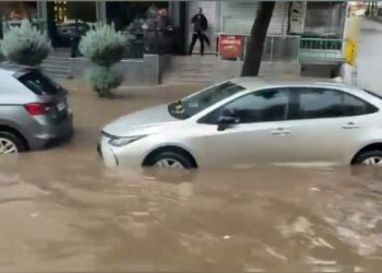 Diyarbakır'da sağanak; yollar göle döndü, su baskınları yaşandı