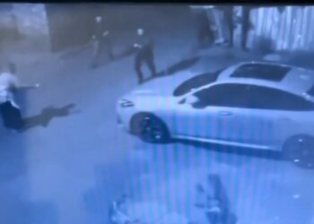 Beyoğlu’nda eşinin babasının evini bastı; kayınpederine saldırdı, havaya ateş açtı