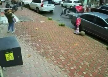 Çekmeköy'de aküsü değiştirilen motosiklet hareket etti; yardım ederken yere düştü