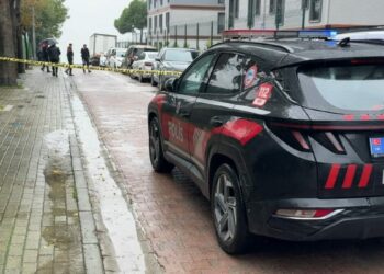 Avcılar'da okul önünde velilerin trafik kavgasına müdahale eden bekçi, saldırganı ayağından vurdu