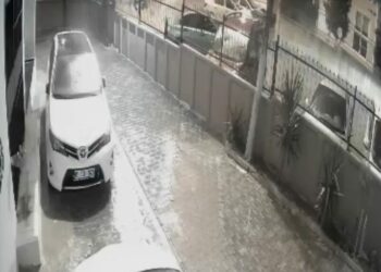 Sokak ortasında havai fişek patlattılar; balkon ve araçlara zarar verdiler