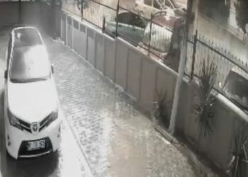 Sokak ortasında havai fişek patlattılar; balkon ve araçlara zarar verdiler