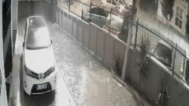 Sokak ortasında havai fişek patlattılar; balkon ve araçlara zarar verdiler