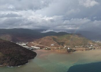 Mersin’de denizin rengi kahverengiye döndü
