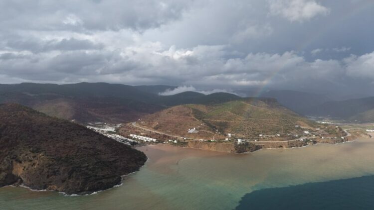 Mersin’de denizin rengi kahverengiye döndü
