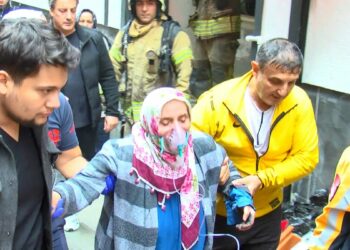 Zeytinburnu’nda 5 katlı binada çıkan yangında 2 kişi dumandan etkilendi