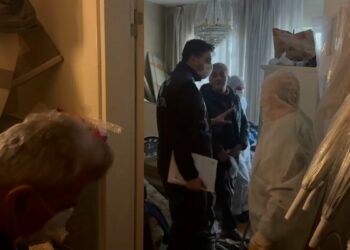 Beyoğlu’nda kötü koku gelen daireden 4 ton çöp çıkarıldı