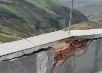 Siirt’te sağanak ve dolu hayatı olumsuz etkiledi, binaya yıldırım isabet etti