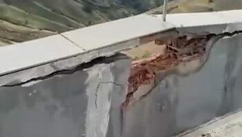 Siirt’te sağanak ve dolu hayatı olumsuz etkiledi, binaya yıldırım isabet etti