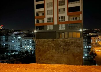 Ankara'da istinat duvarı çöken binanın temeli açığa çıktı