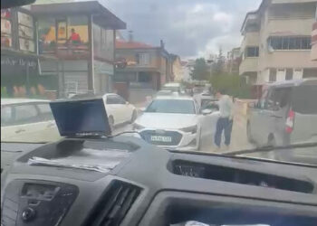 Yol tartışmasında öğrenci servisine saldırdı