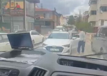 Yol tartışmasında öğrenci servisine saldırdı