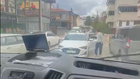 Yol tartışmasında öğrenci servisine saldırdı