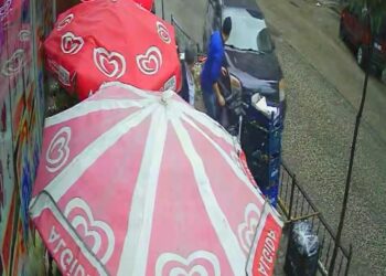 Otomobilin marketin önündeki yayaların arasına daldığı kaza kamerada: 3 yaralı