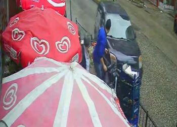 Otomobilin marketin önündeki yayaların arasına daldığı kaza kamerada: 3 yaralı