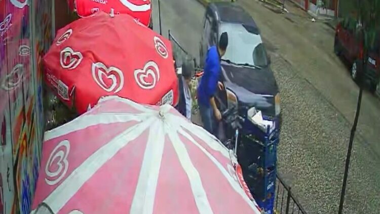 Otomobilin marketin önündeki yayaların arasına daldığı kaza kamerada: 3 yaralı