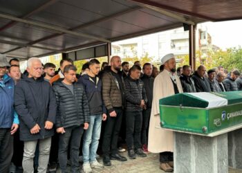 Çanakkale'de otomobil aydınlatma direğine çarptı: 2 ölü