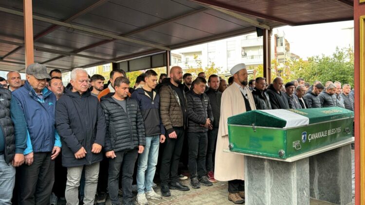 Çanakkale'de otomobil aydınlatma direğine çarptı: 2 ölü