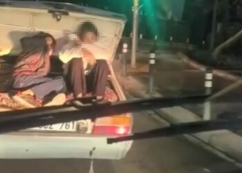 Küçükçekmece’de 2 çocuğun otomobilin bagajındaki tehlikeli yolculuğu kamerada