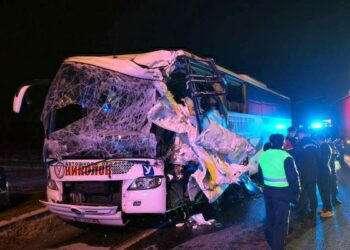 Edirne'de tur otobüsü, TIR'a çarptı: 10 yaralı