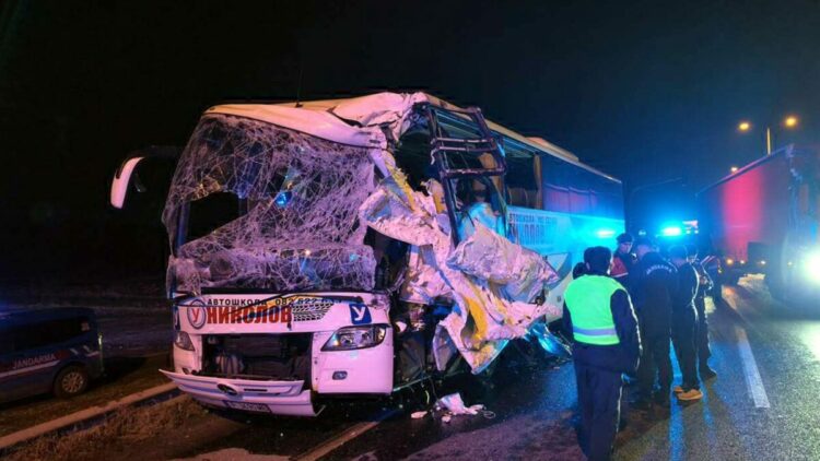 Edirne'de tur otobüsü, TIR'a çarptı: 10 yaralı
