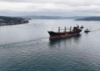 İstanbul Boğazı'nda gemi trafiği 'Aroyat' isimli geminin geçişi nedeniyle askıya alındı -2 / Dron eklendi