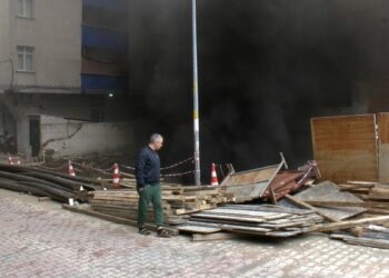 Bahçelievler’de inşaatta izolasyon malzemeleri yandı